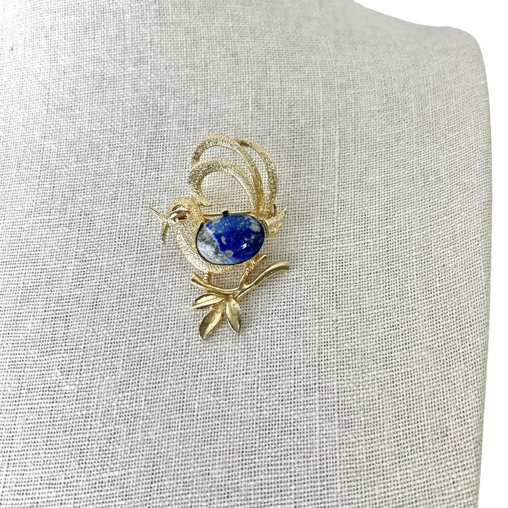 Bird Brooch Vintage Blue Cabochon Textured Stone Gold Tone Swirl Tail 2 Inch - Picture 4 of 11